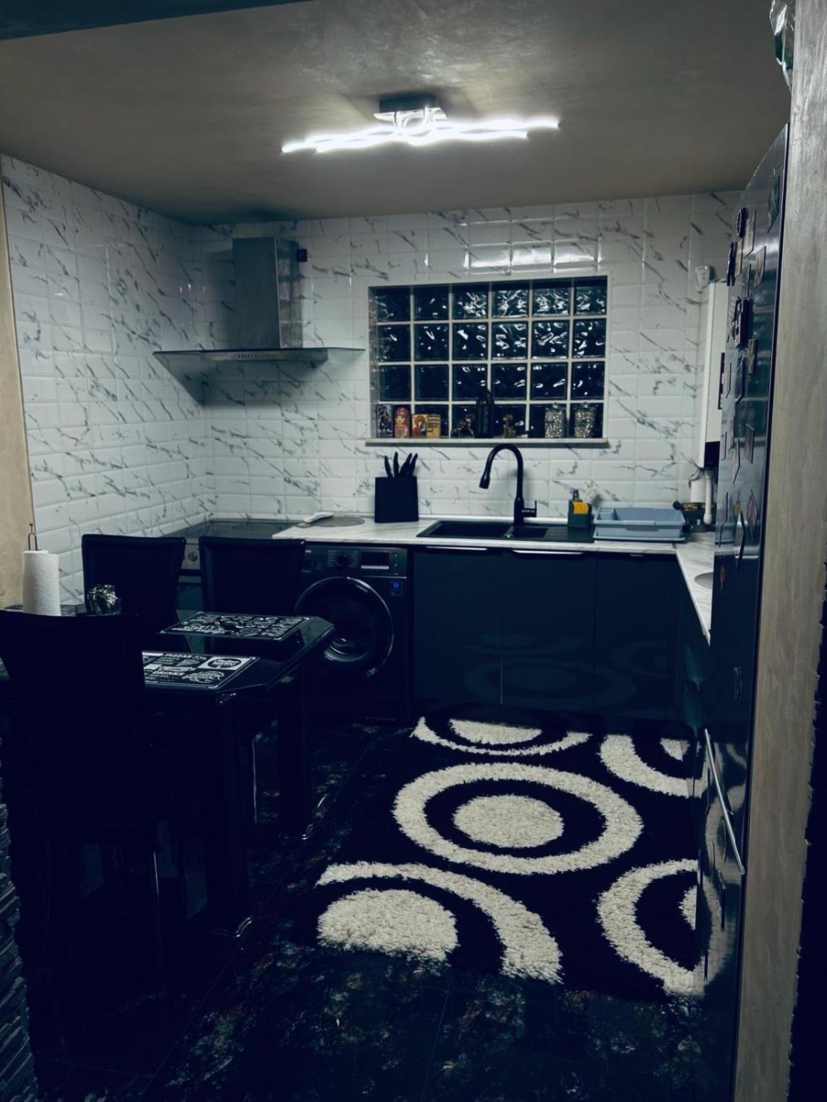Lovely 1 Bedroom Flat In A 2 Ground Floor House Craiova Exterior photo